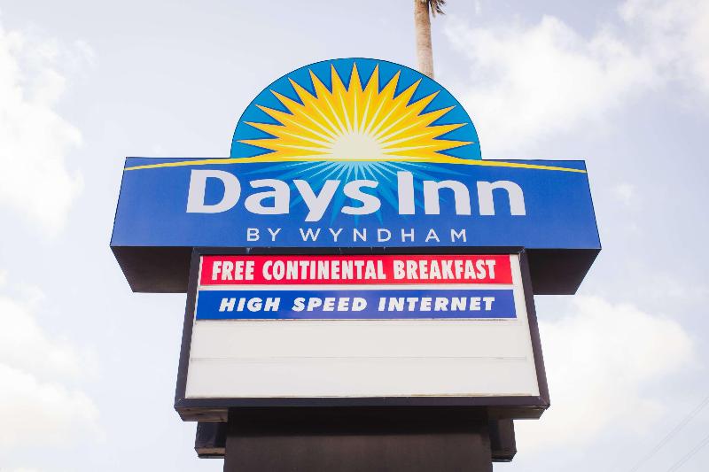 Days Inn By Wyndham Rosenberg image