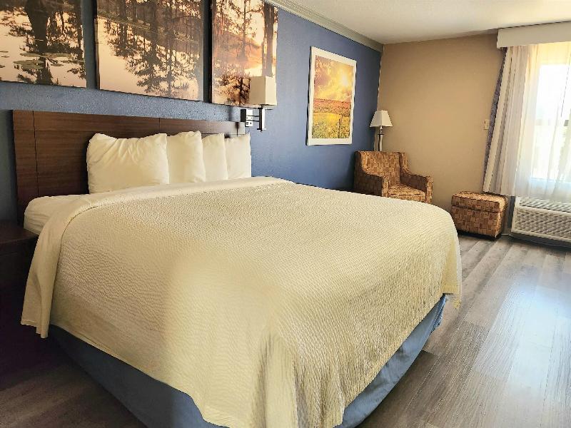 Days Inn By Wyndham Rosenberg image