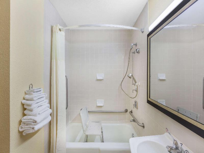 Days Inn by Wyndham Uvalde image