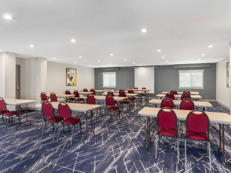 Comfort Inn Fontana image