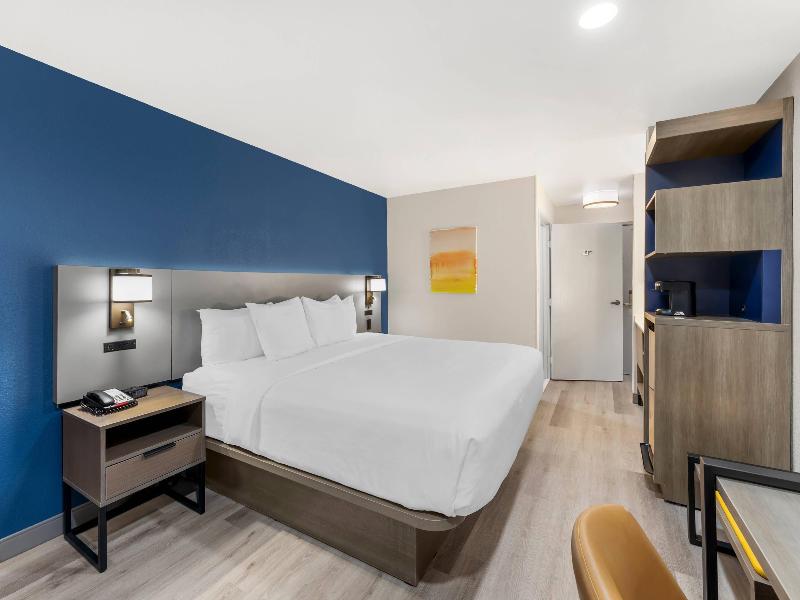 Comfort Inn Fontana image