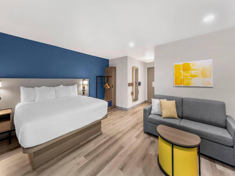 Comfort Inn Fontana image