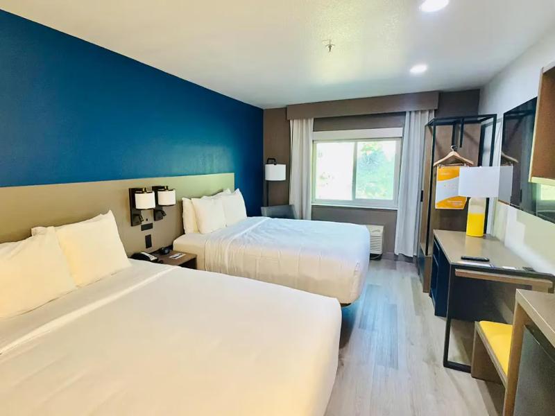 Comfort Inn Fontana image