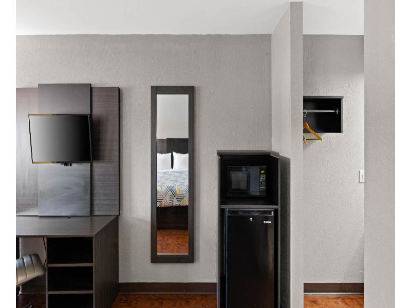 Econo Lodge Prattville Area image