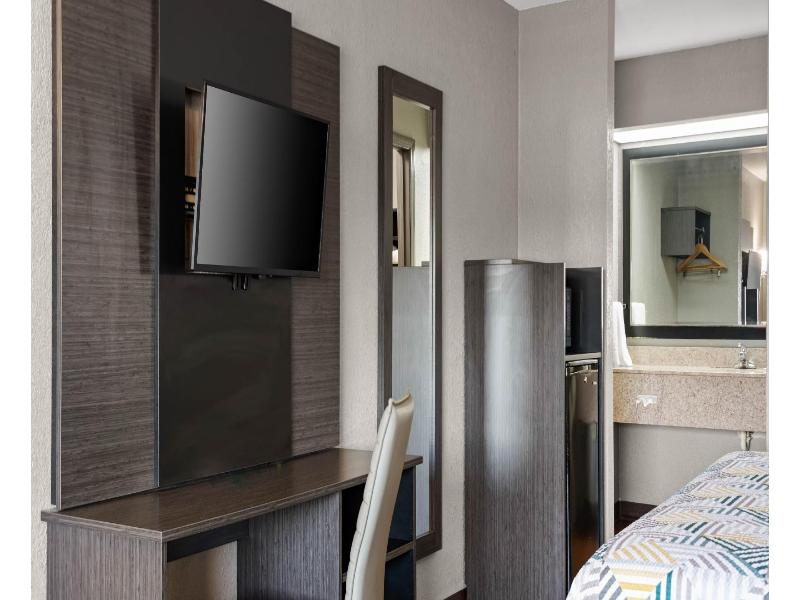 Econo Lodge Prattville Area image