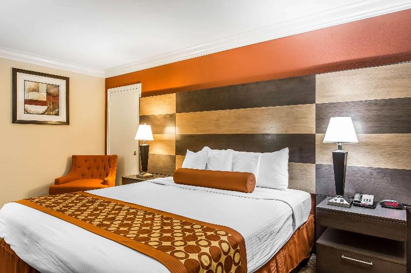 Rodeway Inn & Suites Canyon Lake-Menifee West image