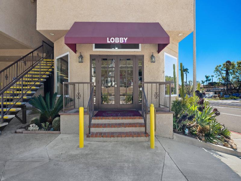 Econo Lodge Inn & Suites Fallbrook Downtown image