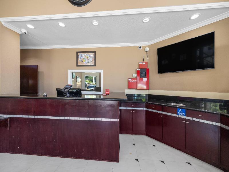 Econo Lodge Inn & Suites Fallbrook Downtown image