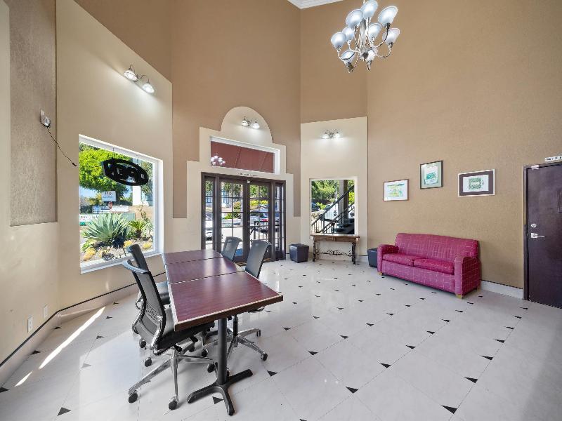 Econo Lodge Inn & Suites Fallbrook Downtown image