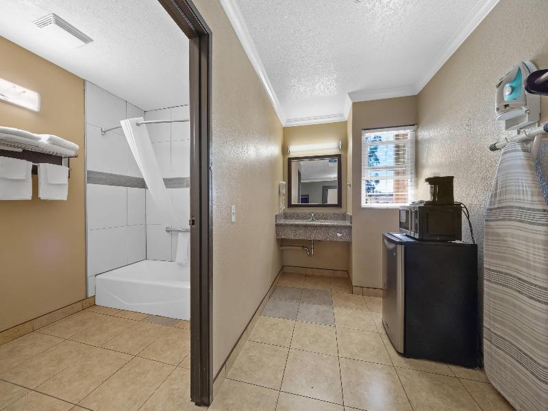 Econo Lodge Inn & Suites Fallbrook Downtown image