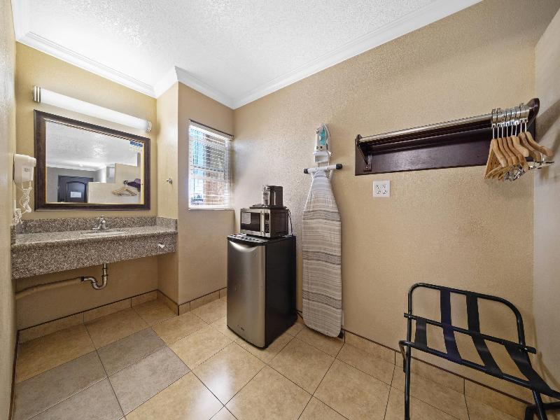 Econo Lodge Inn & Suites Fallbrook Downtown image