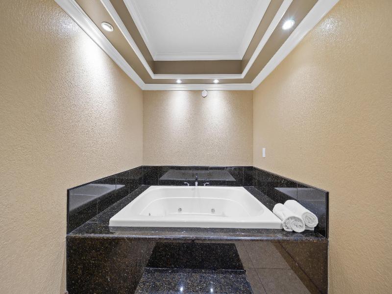 Econo Lodge Inn & Suites Fallbrook Downtown image