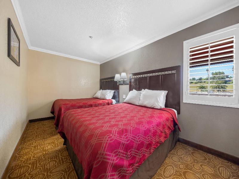 Econo Lodge Inn & Suites Fallbrook Downtown image