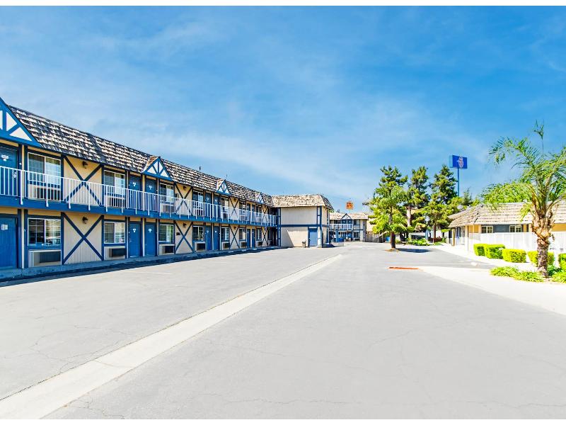 Motel 6 Kingsburg, CA GA 4