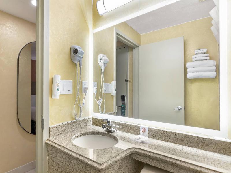 Quality Inn JFK Airport Rockaway Blvd image
