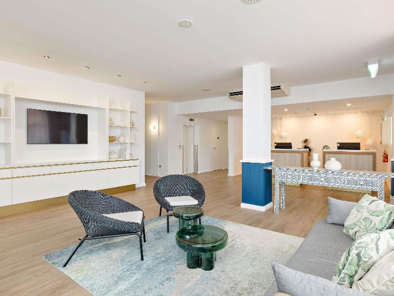 Mercure Cairns image