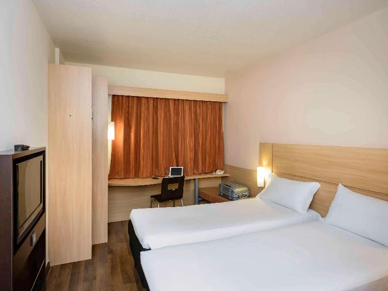 Ibis Salvador Rio Vermelho image