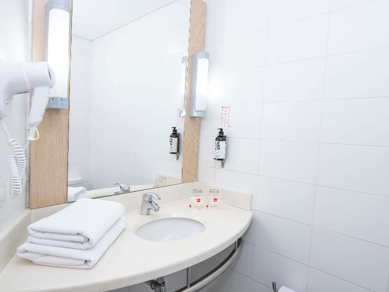 ibis Medellin image