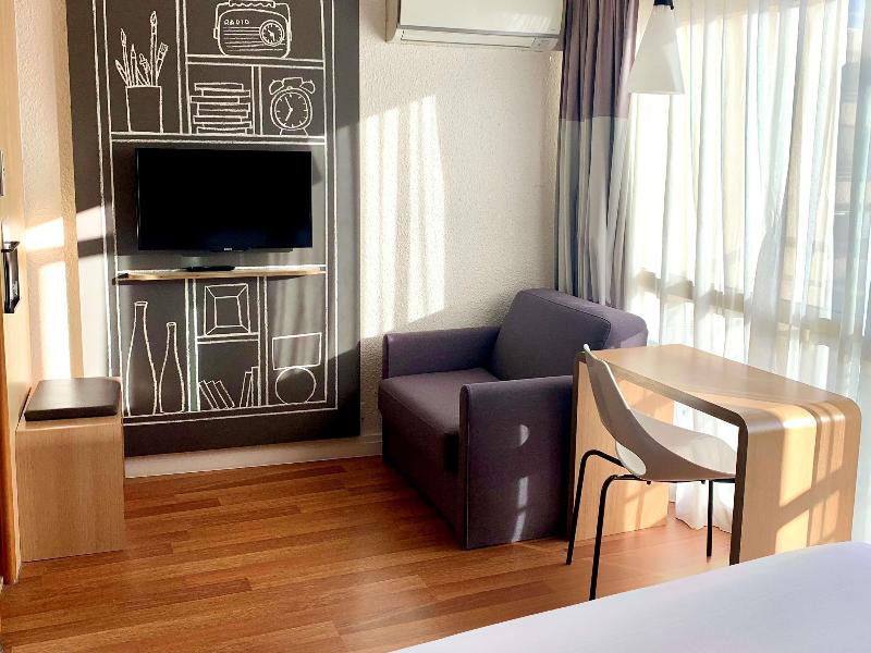 ibis Cannes Plage La Bocca image