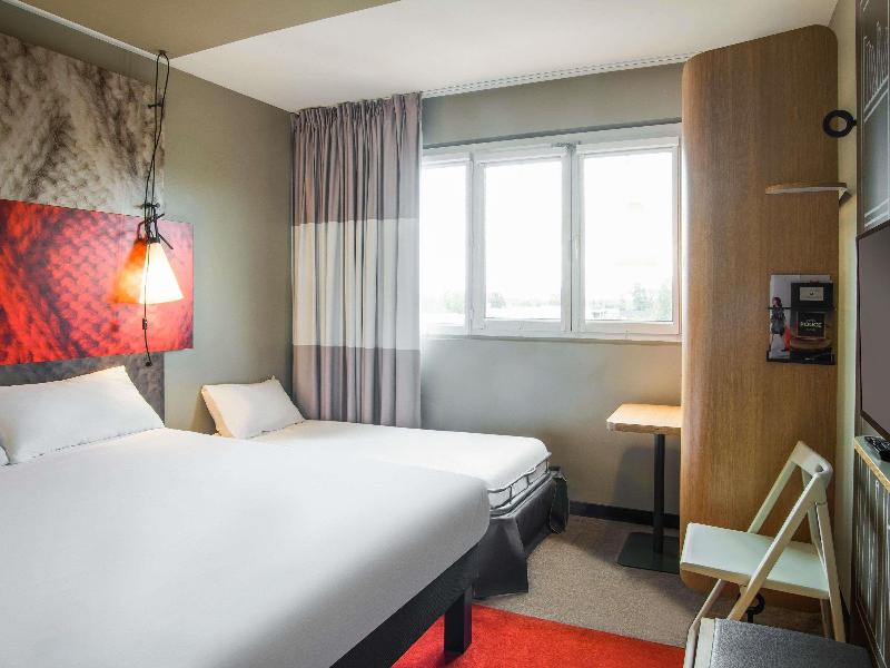 ibis Tarbes Odos image