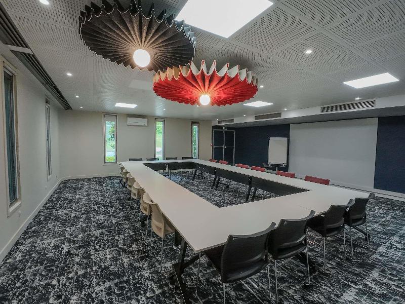 ibis Lyon Est Bron image