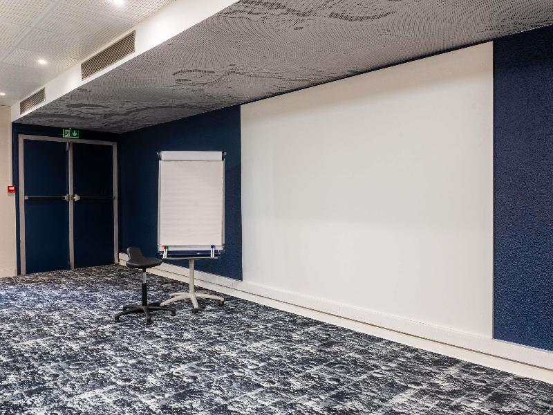 ibis Lyon Est Bron image