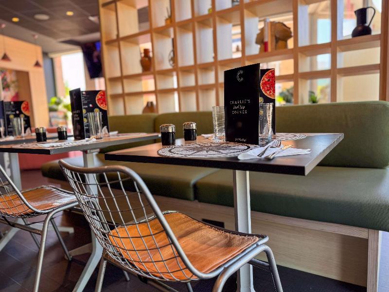 ibis Martigues image