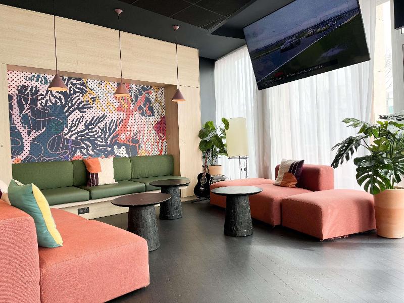 ibis Martigues image