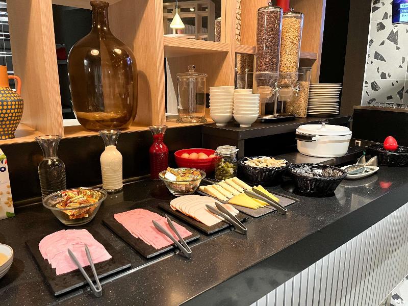 ibis Martigues image