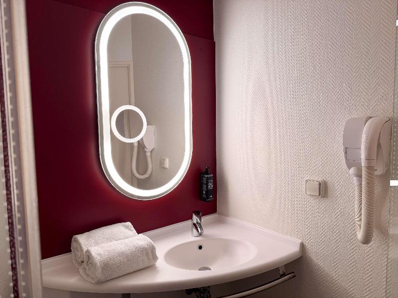 ibis Martigues image