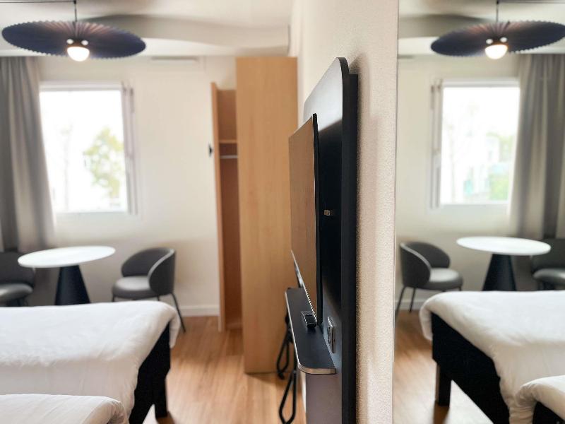 ibis Martigues image