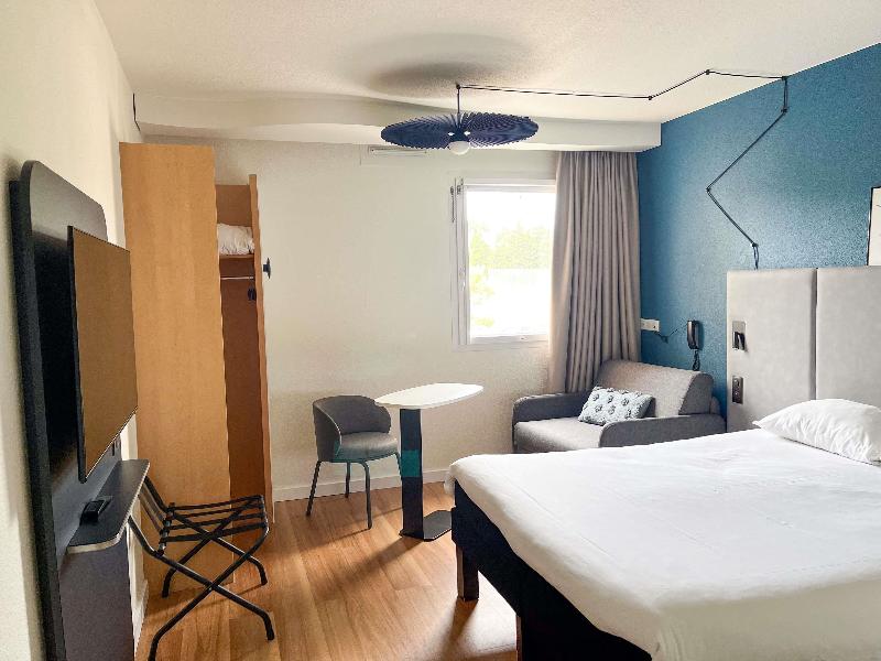 ibis Martigues image