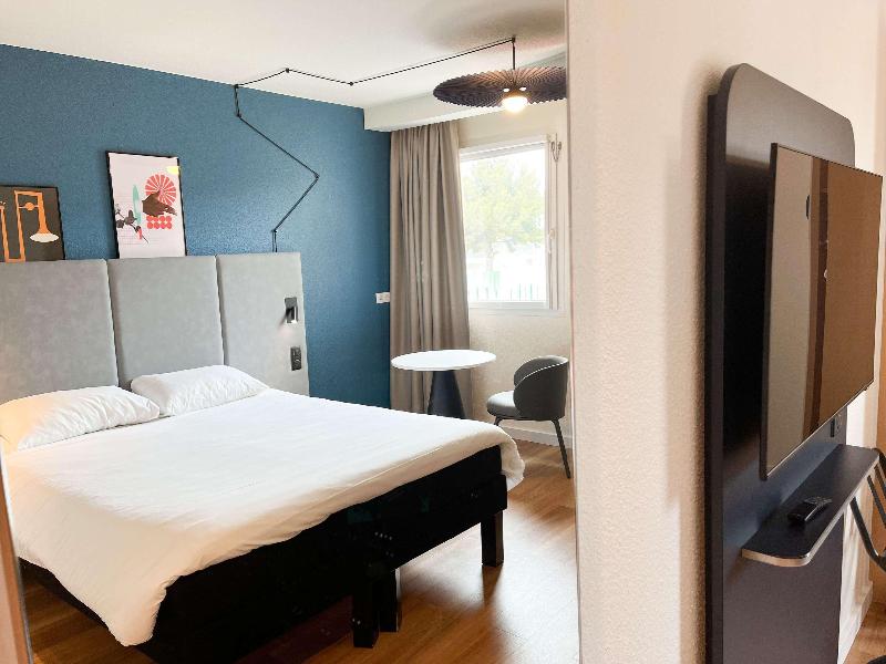 ibis Martigues image