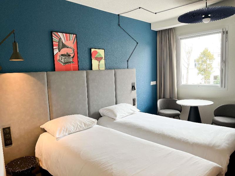 ibis Martigues image