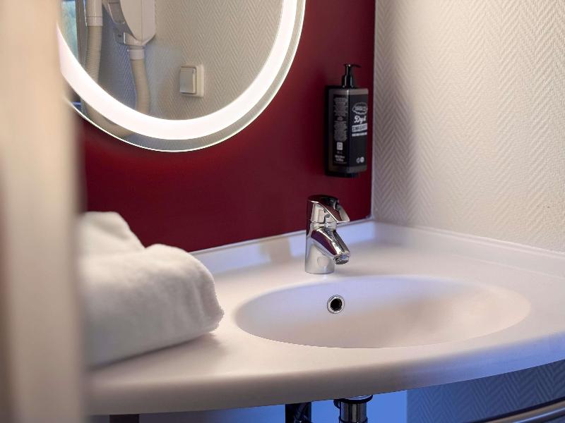 ibis Martigues image