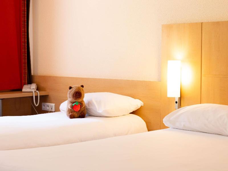 ibis Montauban image