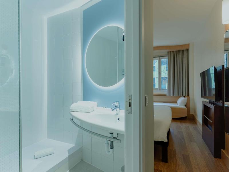 Ibis Barcelona Pza Glories 22 image