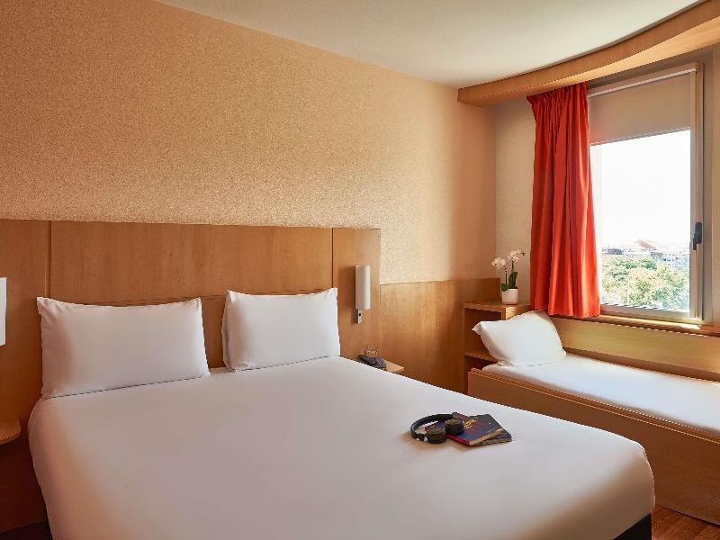 ibis Barcelona Santa Coloma image