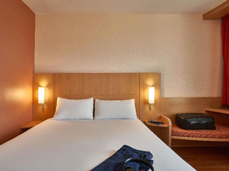 ibis Barcelona Santa Coloma image