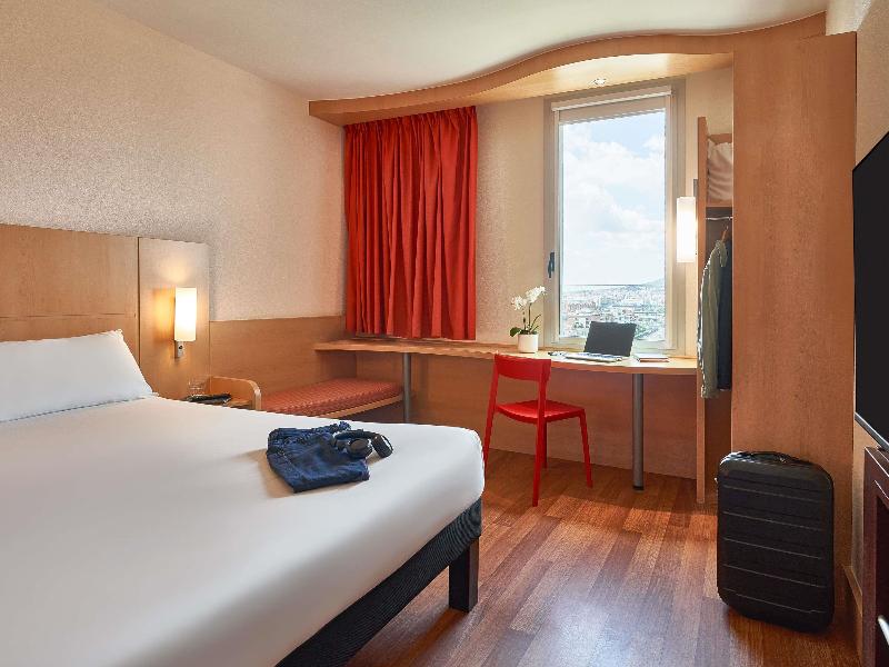 ibis Barcelona Santa Coloma image