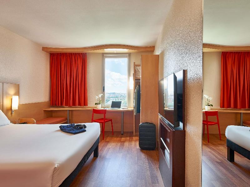 ibis Barcelona Santa Coloma image