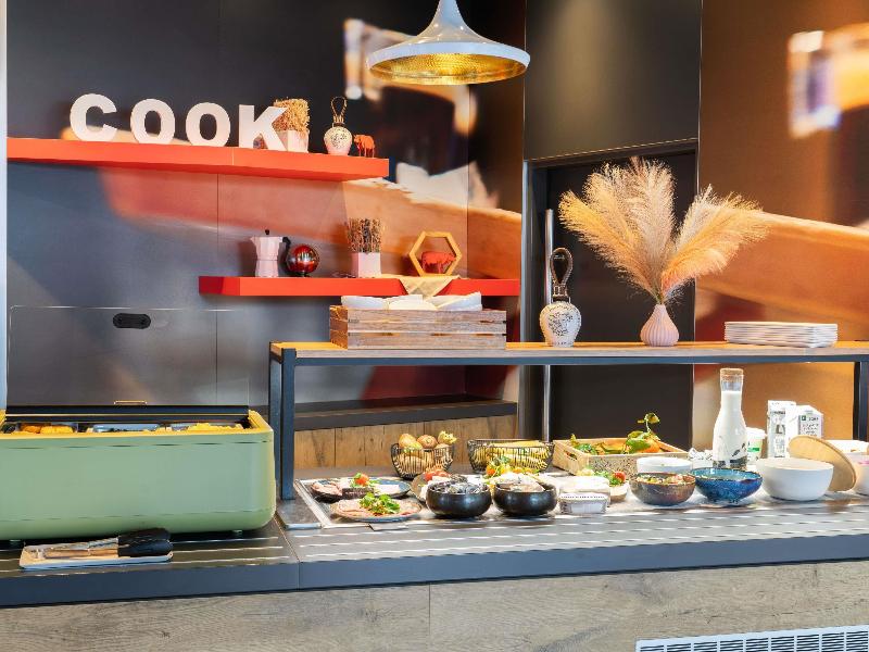 Ibis Geneve Aeroport image