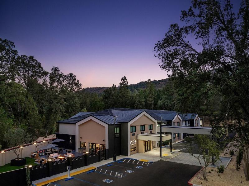 The Inelle, Oakhurst Yosemite image