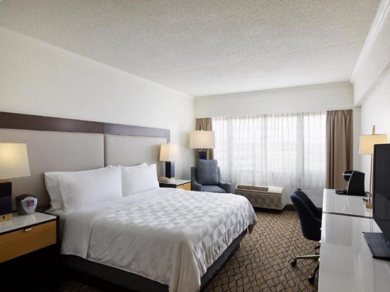 Holiday Inn Clark - Newark Area image