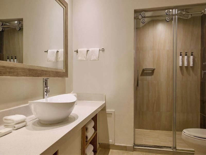 Waves Hotel & Spa image