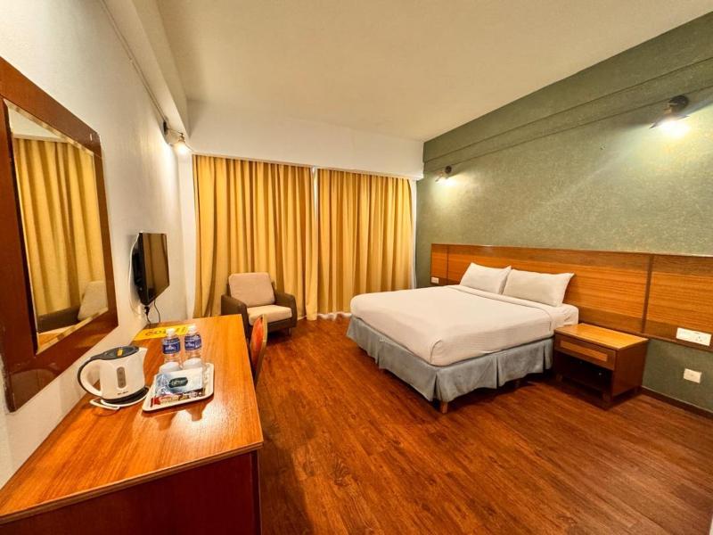 Mayres Hotel image