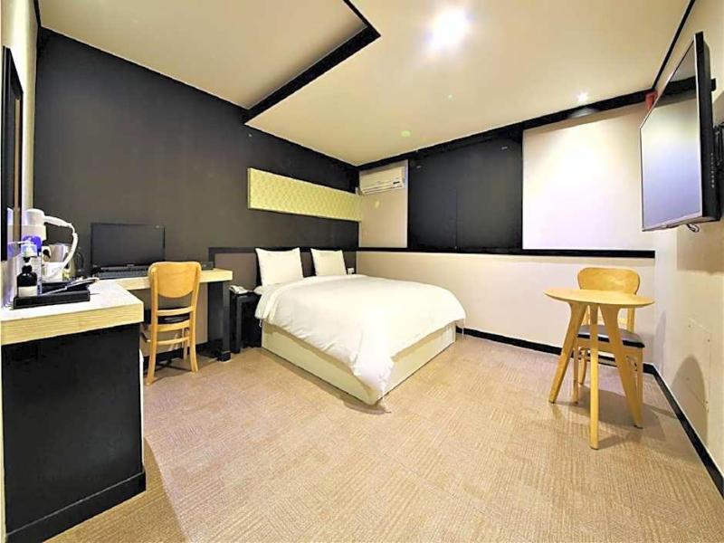 Elysee Hotel image