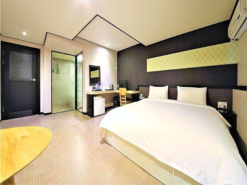 Elysee Hotel image