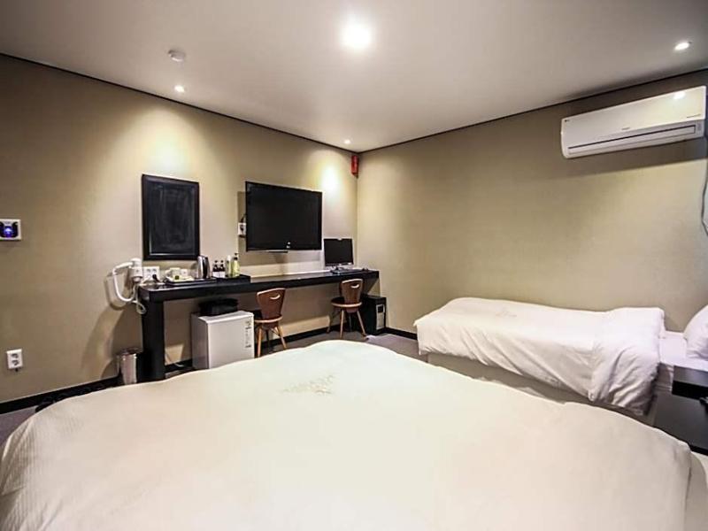 Elysee Hotel image