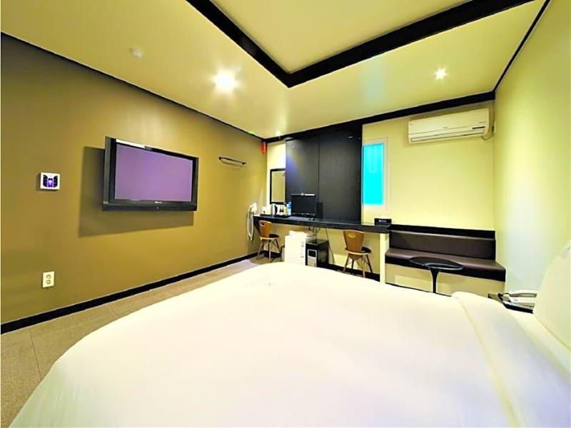 Elysee Hotel image